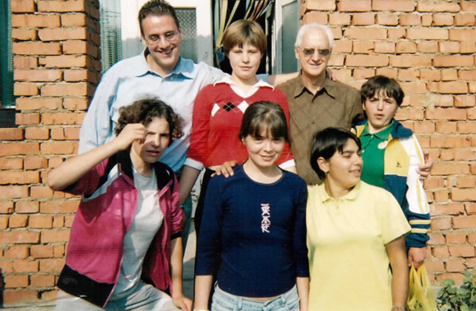 Енріке де ла Педро під час відвідин вихованок в с. Павлово (2007 рік)